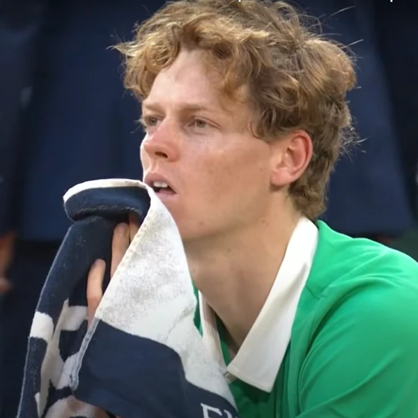 Carlos Alcaraz celebrates winning the 2025 French Open final against Jannik Sinner on Court Philippe-Chatrier