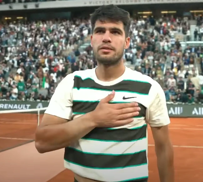 Carlos Alcaraz celebrates winning the 2025 French Open final against Jannik Sinner on Court Philippe-Chatrier