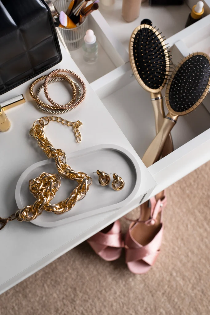 Best gift ideas for busy moms including self-care items, smart gadgets, stylish accessories, and relaxing experiences