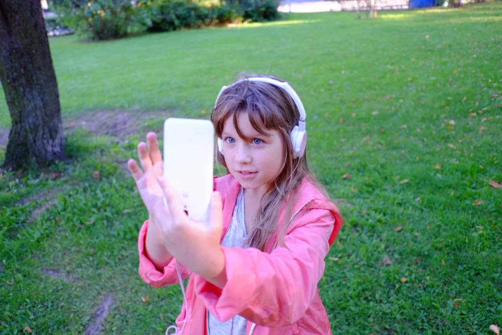 Infographic showing Australia banning social media accounts for kids under 16 to improve online safety.