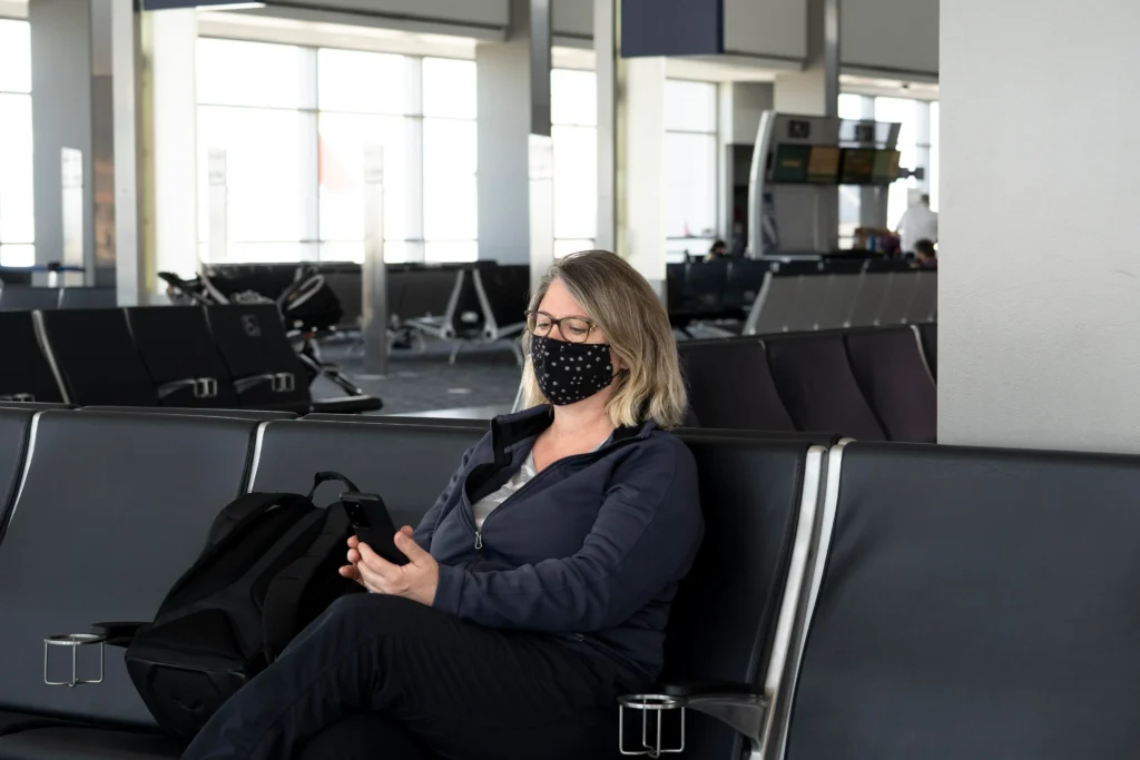 Delta Airlines counter with VIP signage and passengers in line, highlighting suspension of congressional perks