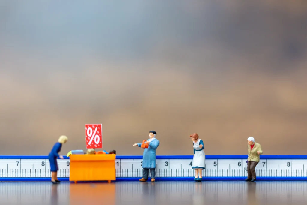 U.S. workers and policymakers discussing the 2026 minimum wage increase debate